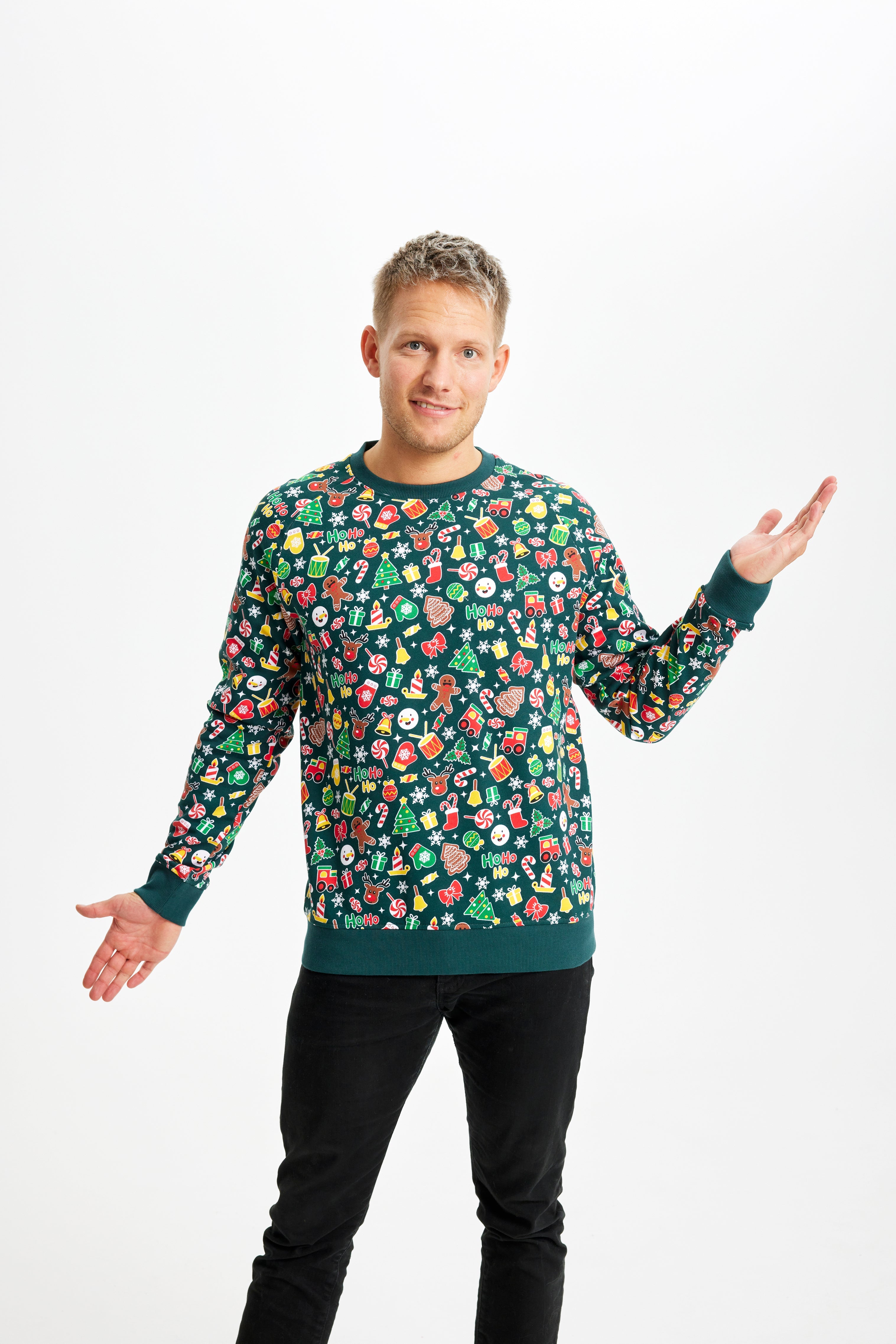 En mand iført en grøn julesweater med mønster.